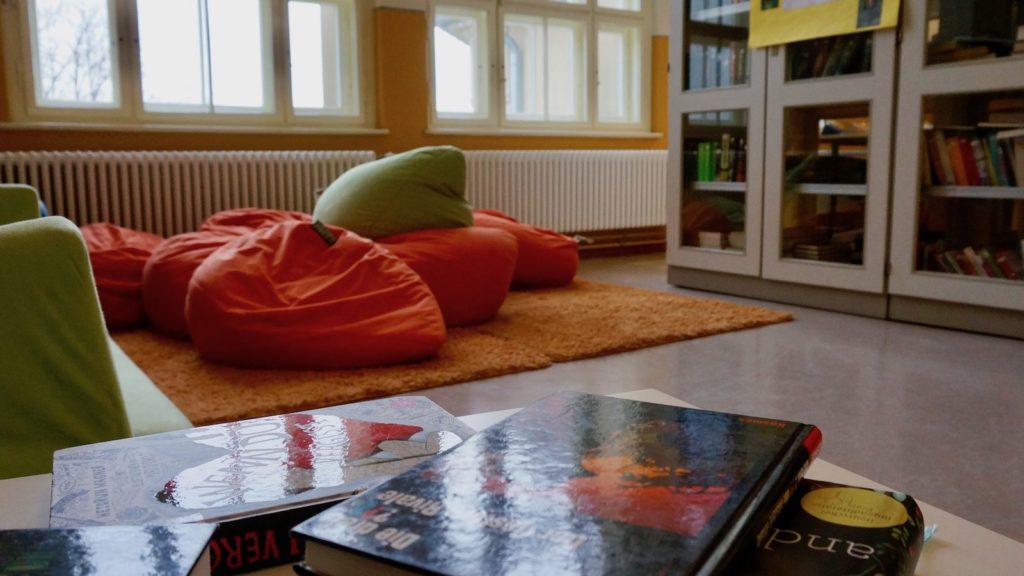 Ein Aufenthaltsraum für Schüler mit Sitzsäcken und Büchern