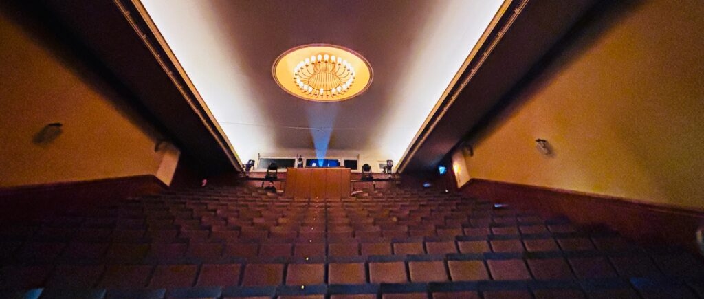 Der Zuschauerraum eines Theaters