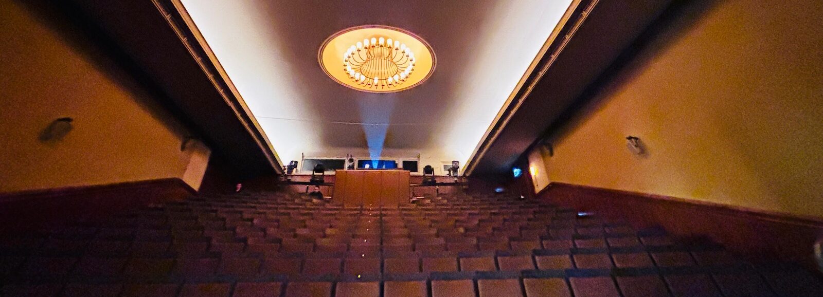 Der Zuschauerraum eines Theaters