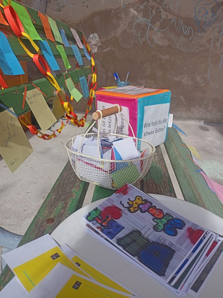 Ausstellungsstücke zum Welttag des Glücks auf dem Schulhof am 20.03.26