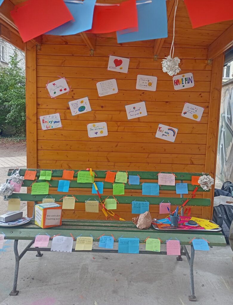 An der Bank der warmen Worte kleben Notizzettel mit Komplimenten