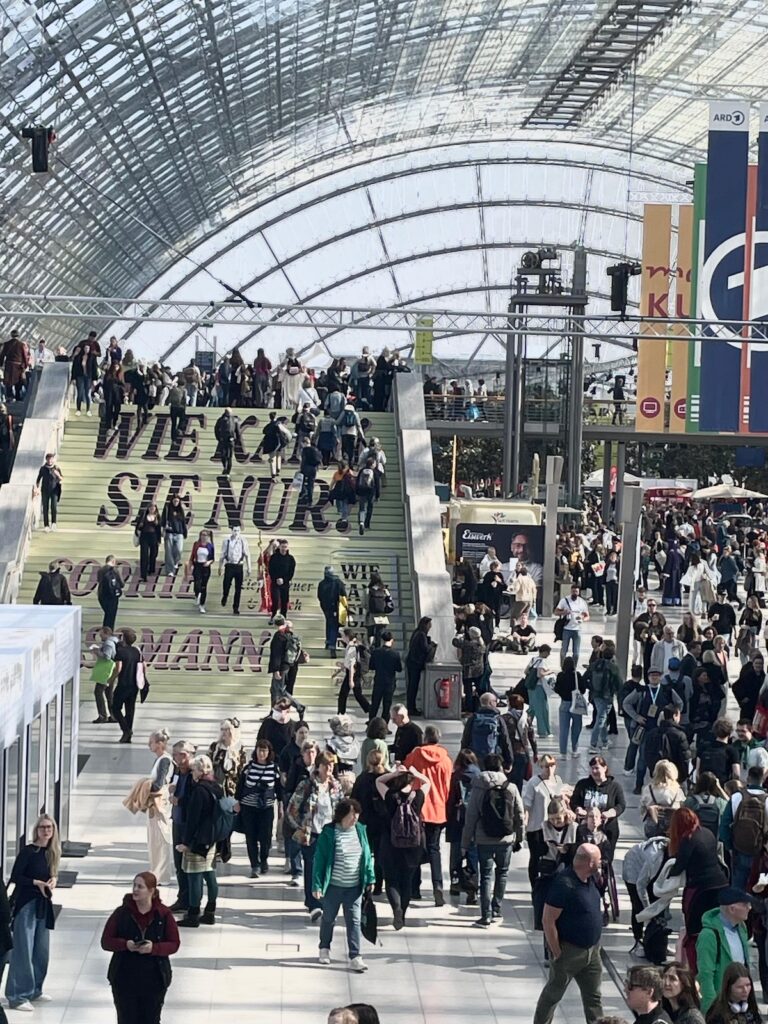 Eine zentrale Halle auf der Leipziger Buchmesse