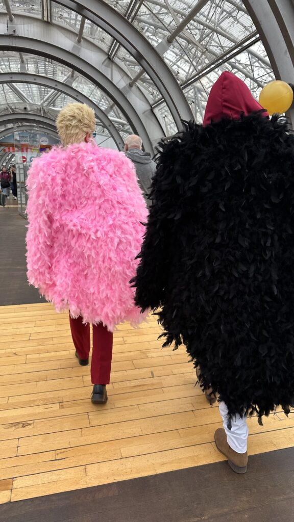 Verkleidete Menschen auf dem Weg zur Comic-Con