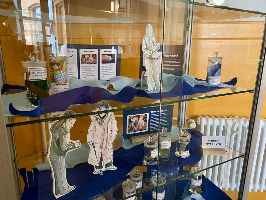 Exponate der Vitrinen-Ausstellung
