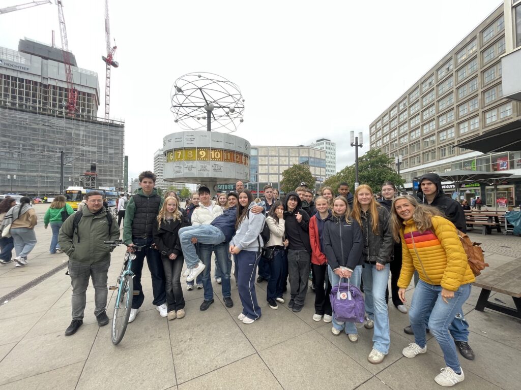 Die AustauschschülerInnen am Alexanderplatz