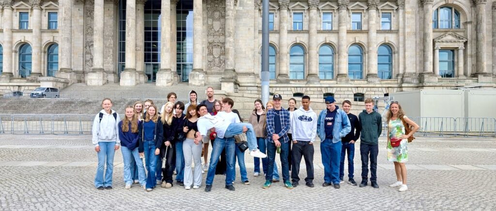 Vor dem Reichstagsgebäude