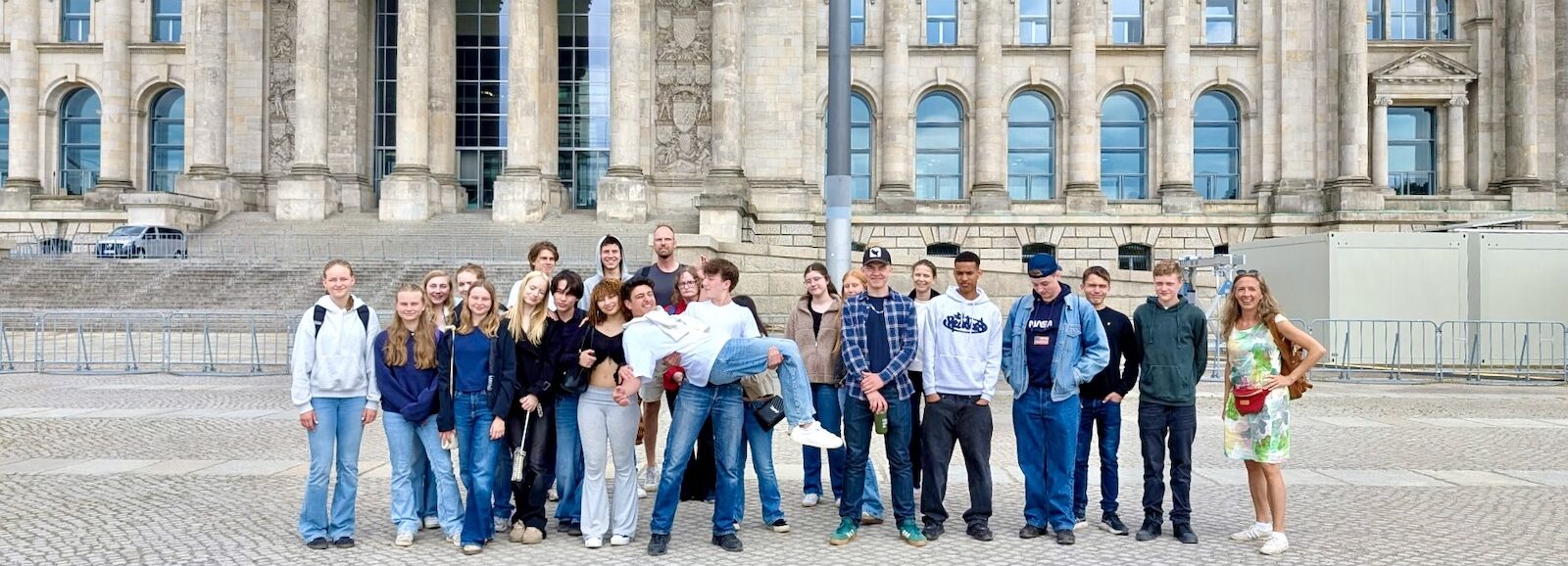 Vor dem Reichstagsgebäude