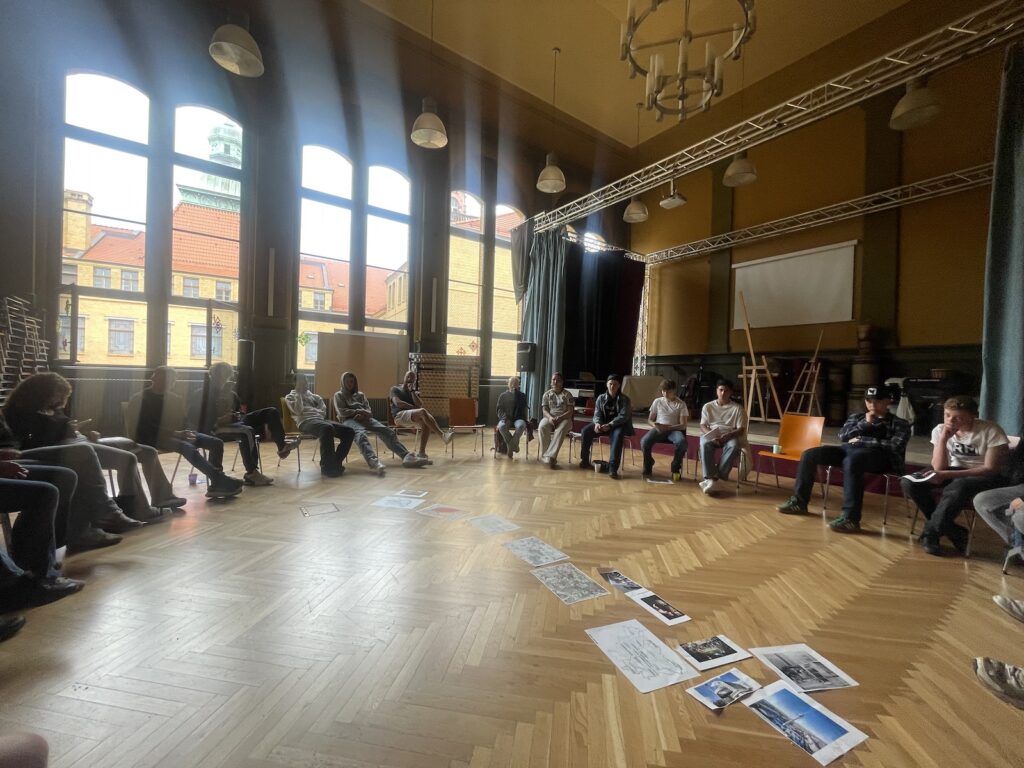Beim History-Workshop in der Reinhold-Burger-Schule