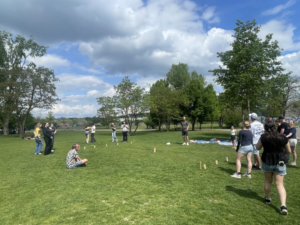 Gemeinsame Spiele im Park