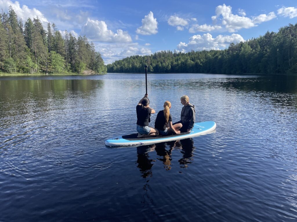 Mit dem Paddleboard auf dem schwedischen See Pukasjön