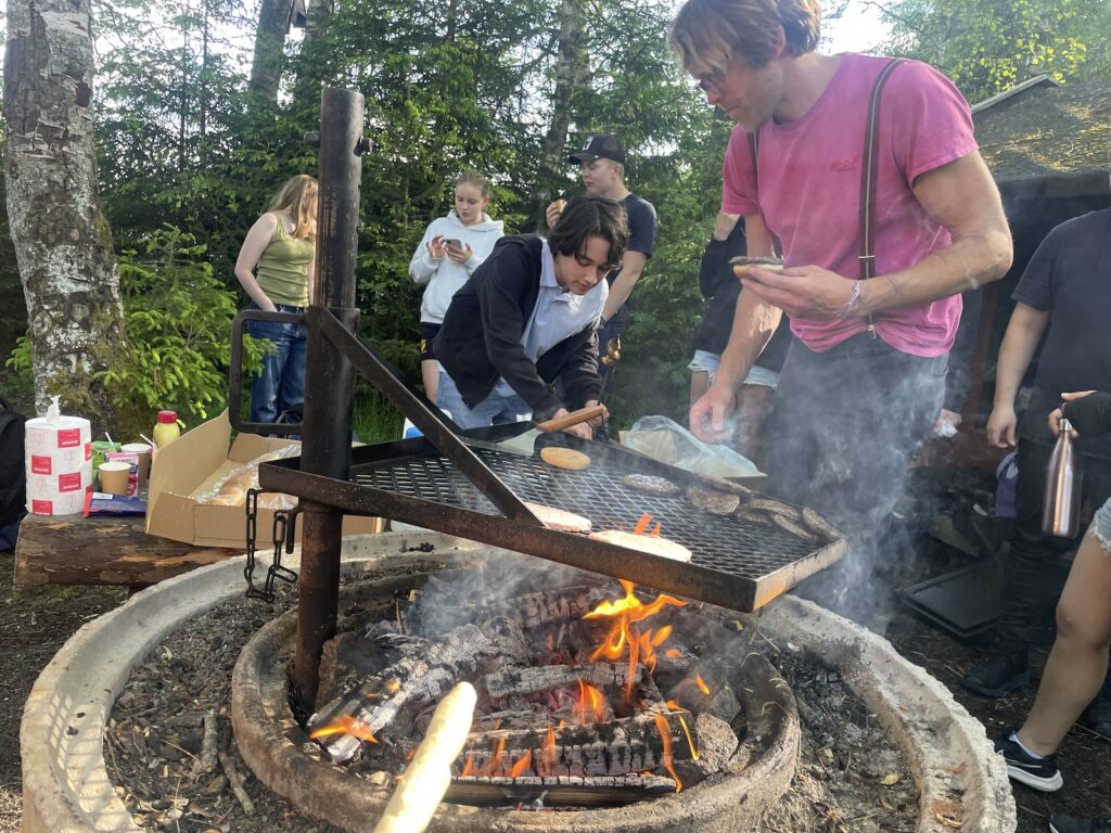 Die Truppe grillt im Wald