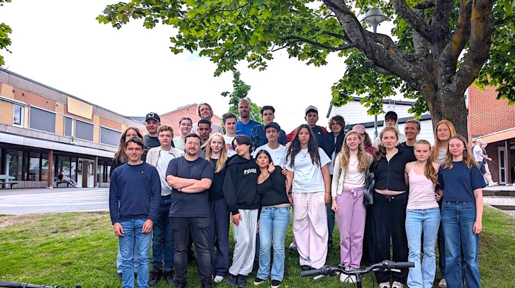 Die Austauschgruppe im Schulhof der Rosenlundsskolan