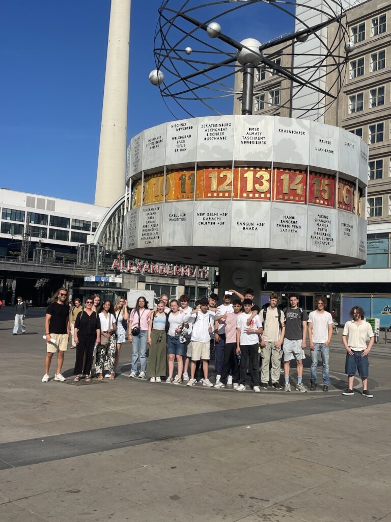 Die Jugendgruppe an der Weltuhr am Alexanderplatz