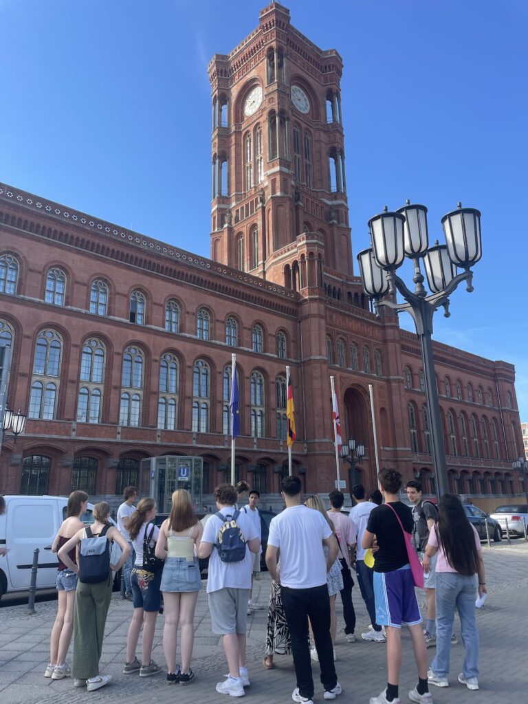 Die Jugendlichen vor dem Roten Rathaus