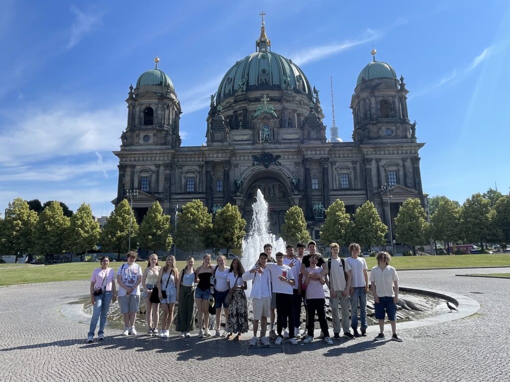 Die Schüler*innen vor dem Berliner Dom