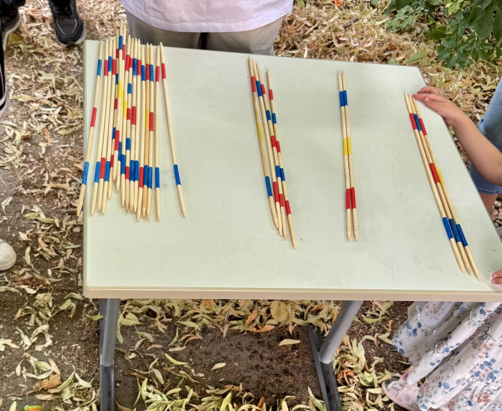Ein Tisch mit einem Mikado-Spiel