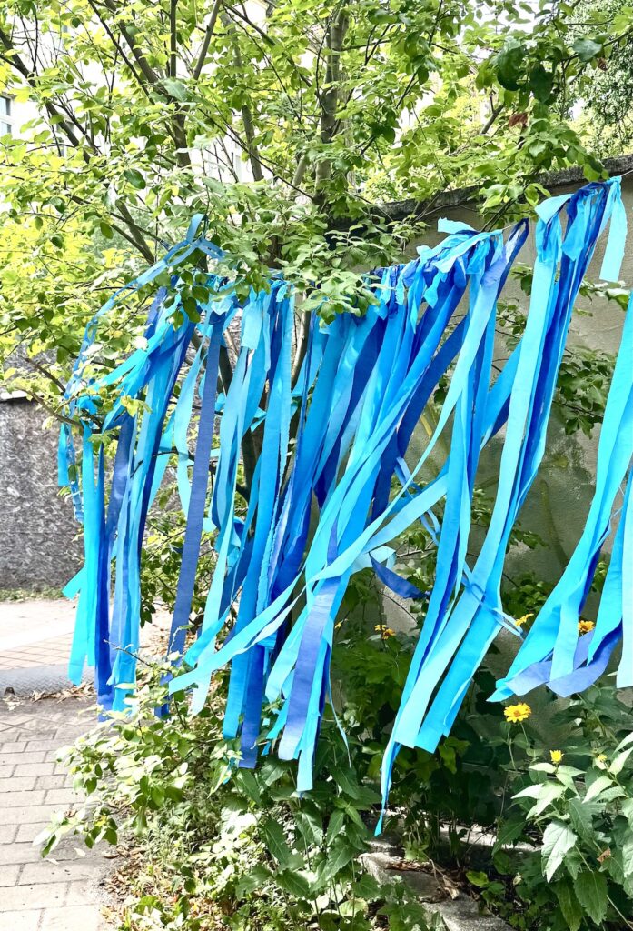 Blaue Dekoration auf dem Schulhof