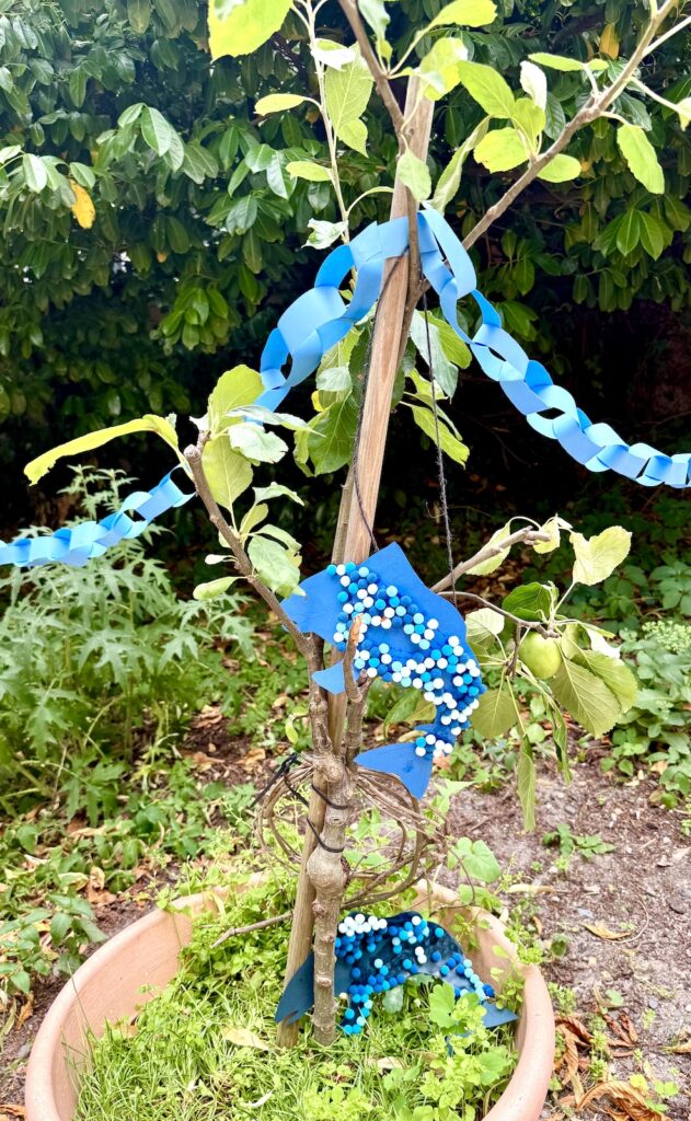 Blaue Dekoration auf dem Schulhof