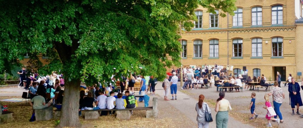 Der Schulhof während eines Festes