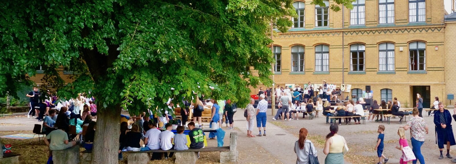 Der Schulhof während eines Festes
