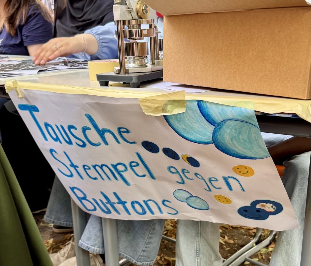 Ein Stand, an dem Stempel gegen Buttons getauscht werden konnten