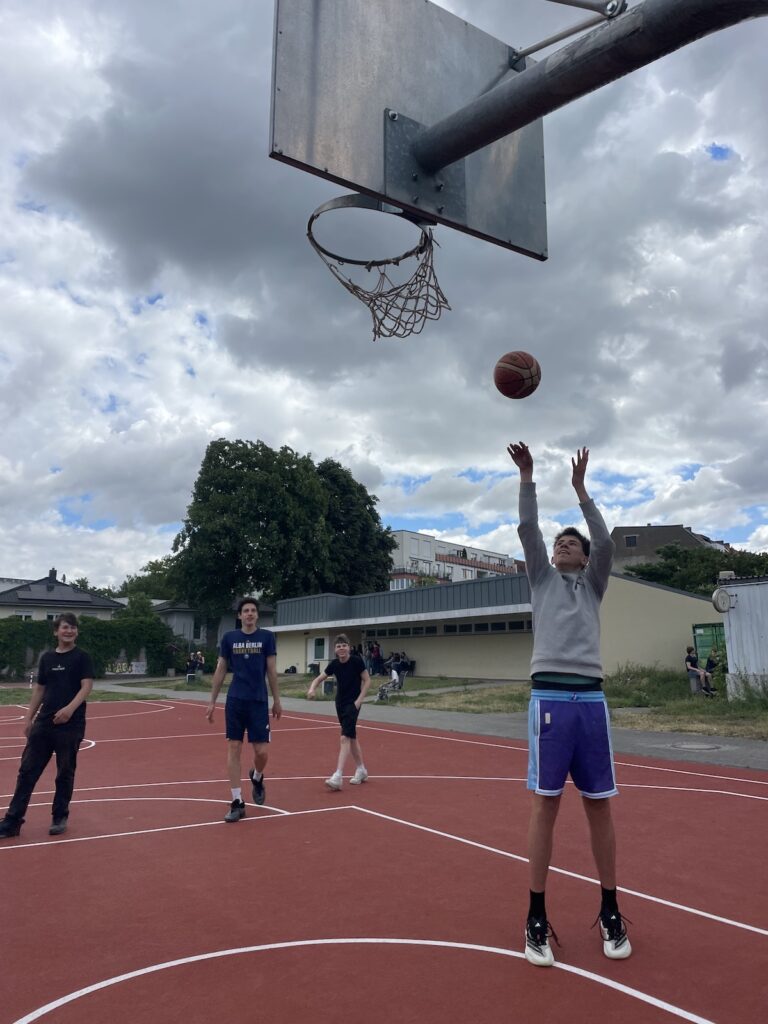 Schüler beim Basketballspiel