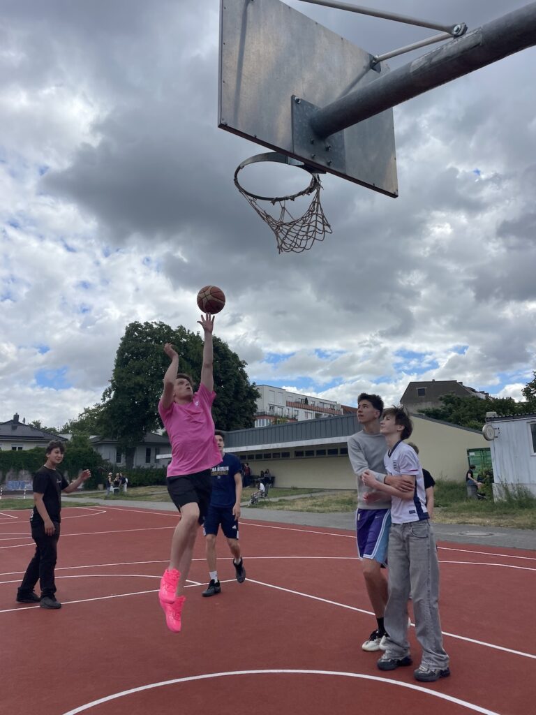 Schüler beim Basketballspiel