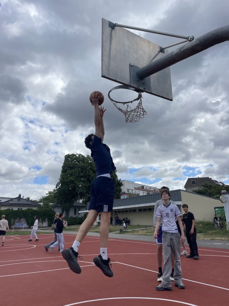 Schüler beim Basketballspiel
