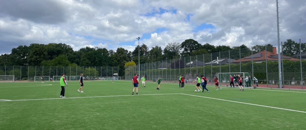 Ein Fußballspiel beim Sportfest