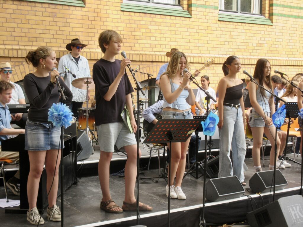 Chor und Band haben ihren Auftritt auf dem Schulfest