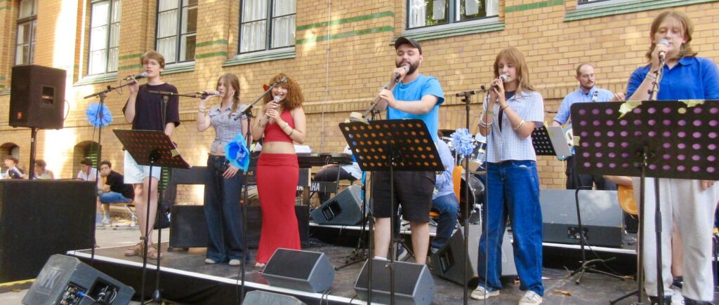 Chor und Band haben ihren Auftritt auf dem Schulfest