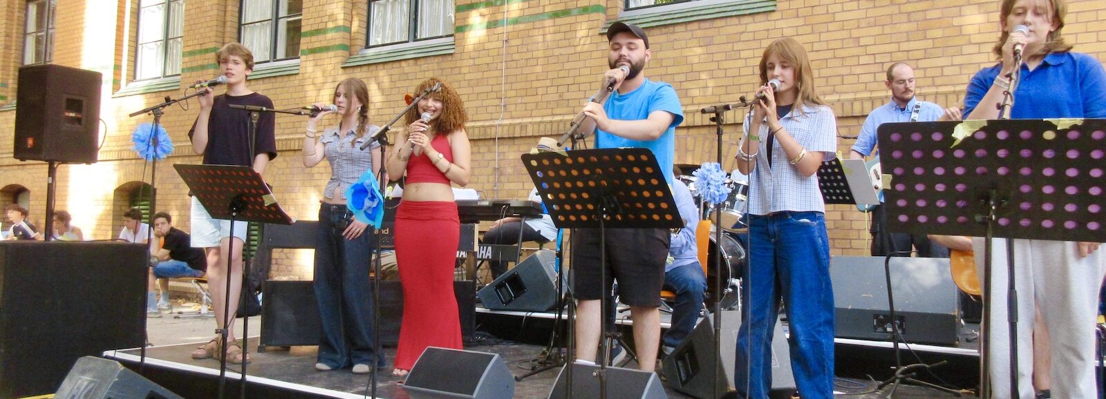 Chor und Band haben ihren Auftritt auf dem Schulfest