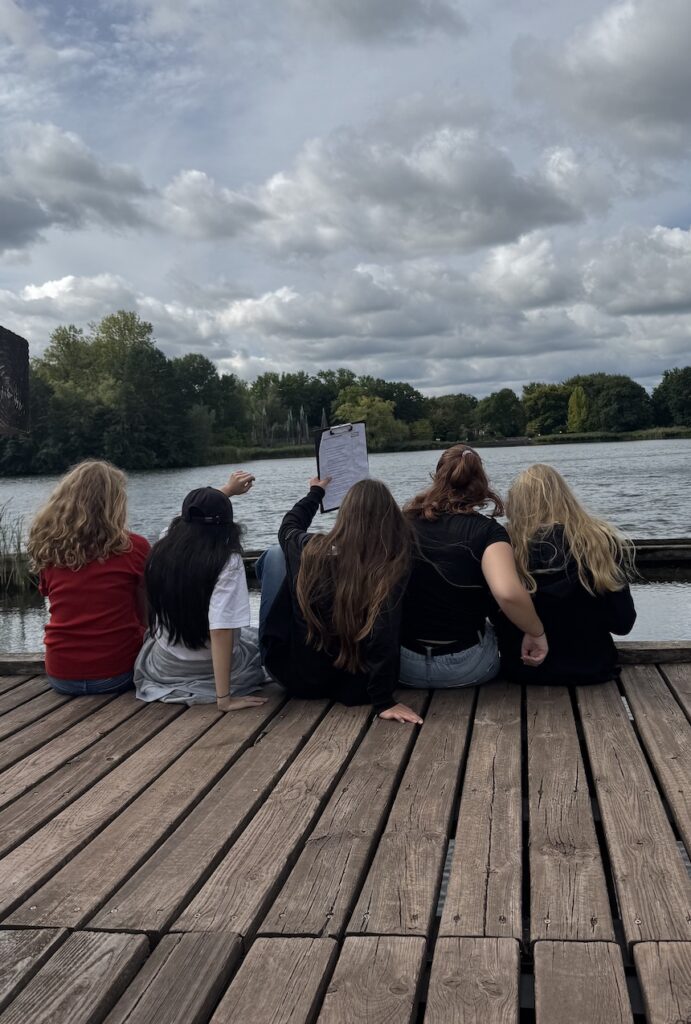 Schülerinnen am See im Britzer Garten