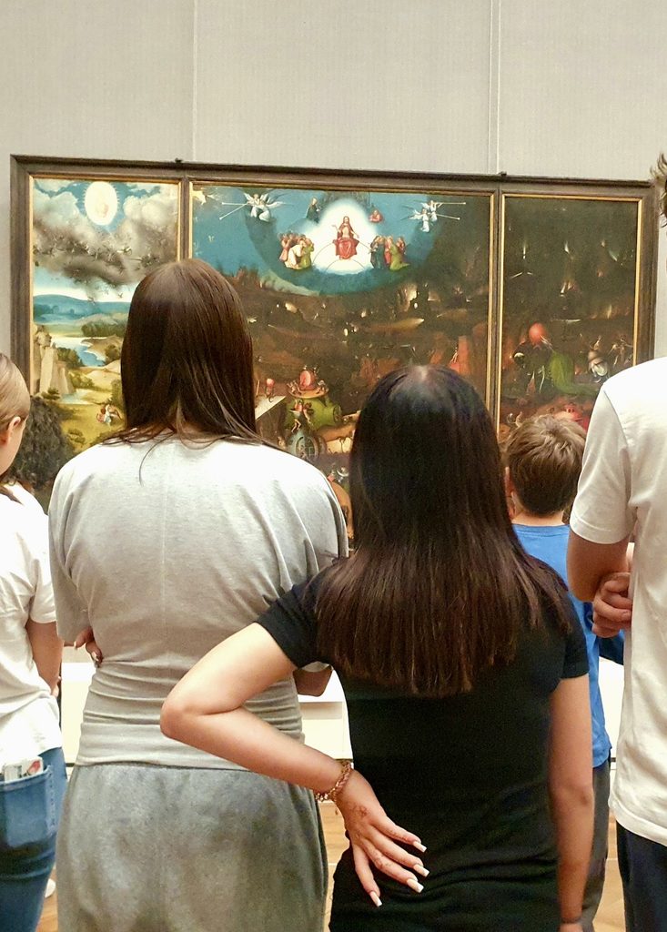 Jugendliche vor einem Triptychon in der Gemäldegalerie
