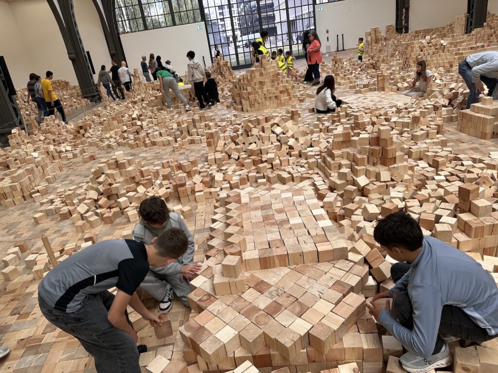 Schüler beschäftigen sich mit einer Kunstinstallation im Museum Hamburger Bahnhof
