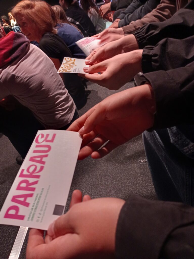 Im Theater in der Parkaue im Zuschauerraum zum Stück Regiert euch