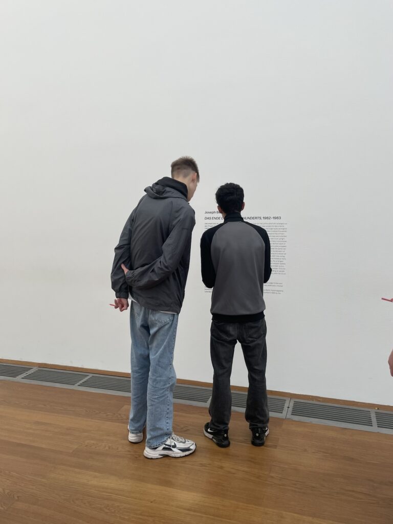 Zwei Schüler vor einer Infotafel im Hamburger Bahnhof